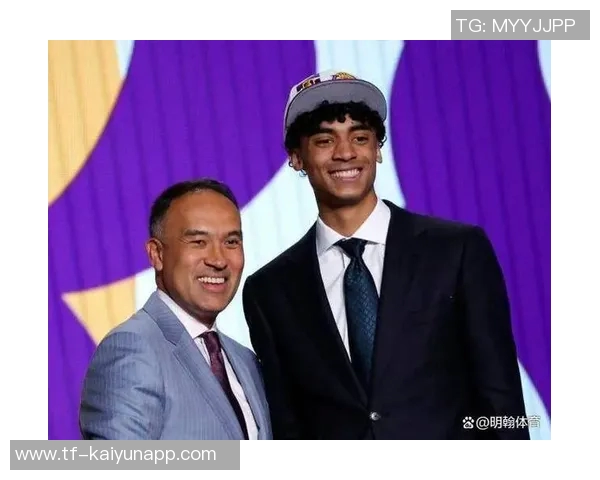 布泽尔儿子杜克季前赛表现惊艳狂砍24分23板再送盖帽接连高分展现潜力 布泽尔儿子杜克季前赛表现惊艳狂砍24分23板再送盖帽接连高分展现潜力